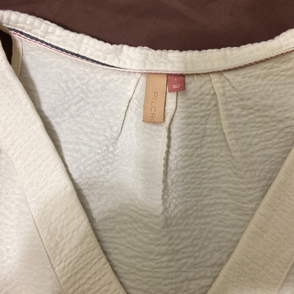 PILCRO TIE-FRONT, BUTTON DOWN FRONT, CREAM BLOUSE. LARGE - Picture 2 of 9